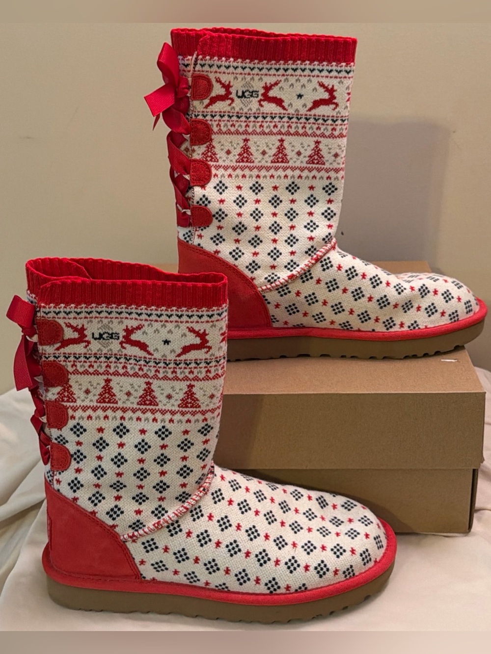 UGG 1111910 Holiday Sweater Flat Pull-on Knit Boots Ribbon Red /White Size 7